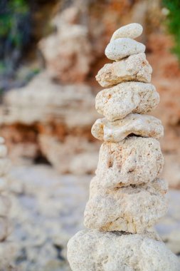 Sarı sandy Beach, günbatımı vurdu arka plan üzerinde okyanus ile taş denge