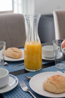 Kızarmış ekmek ve bardak suyu beyaz ve mavi arka plan, üstten görünüm üzerinde plaka