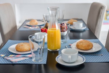 Kızarmış ekmek ve bardak suyu beyaz ve mavi arka plan, üstten görünüm üzerinde plaka