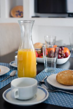 Kızarmış ekmek ve bardak suyu beyaz ve mavi arka plan, üstten görünüm üzerinde plaka