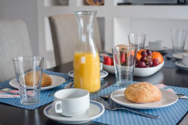 Kızarmış ekmek ve bardak suyu beyaz ve mavi arka plan, üstten görünüm üzerinde plaka