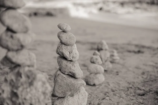 Pietre Sabbia Gialla Equilibrio Sulla Spiaggia Tramonto Con Oceano Sullo — Foto Stock