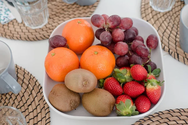 Frutta fresca mista sul piatto — Foto Stock