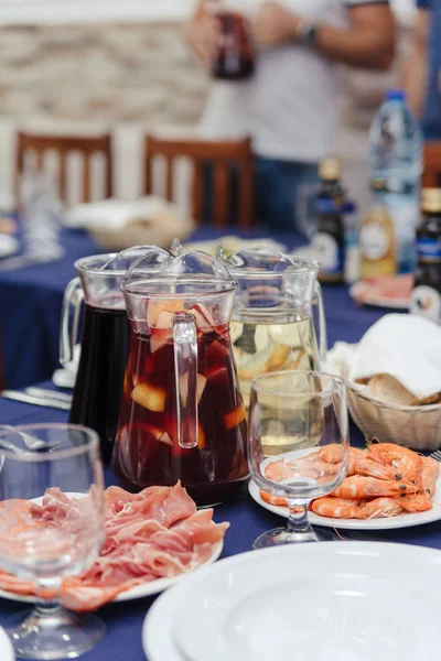 Portugese diner kaas, garnalen en Sangria fruit wijn cocktail — Stockfoto