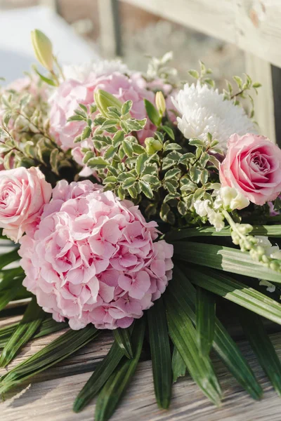 Svatební kytice s růžovým keřem, Ranunculus Asicus jako pozadí — Stock fotografie