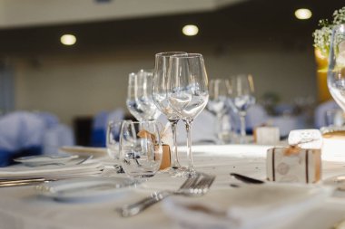 Yemek takımlı şarap kadehi restoranda ve kafede akşam yemeği hazırla.