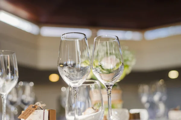 Wine glass with dining set prepare dinner on table in restaurant and cafe — 스톡 사진
