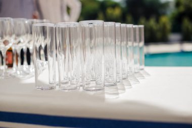 Yemek takımlı şampanya bardağı yüzme havuzunun yanındaki masada yemek hazırla.