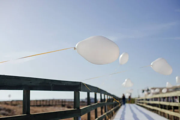 Weiße Luftballons herzförmig fliegen in blauem Himmel. Liebe. Feiertagsfeier. — Stockfoto