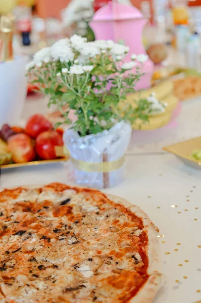 Mâncare rapidă. Petrecere aniversară de pizza în cafenea cu baloane — Fotografie, imagine de stoc