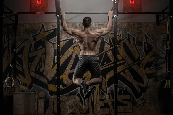 Atleta Muscular Fitness Modelo Masculino Tirando Hacia Arriba Barra Horizontal — Foto de Stock
