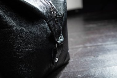 Duvar arka plan üzerinde ahşap zemin üzerinde siyah deri çanta ile Erkek aksesuarları