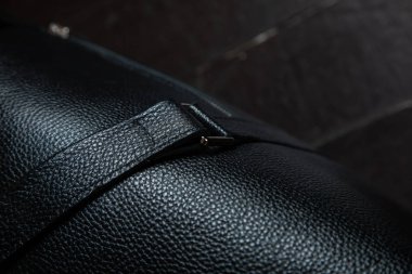 Duvar arka plan üzerinde ahşap zemin üzerinde siyah deri çanta ile Erkek aksesuarları