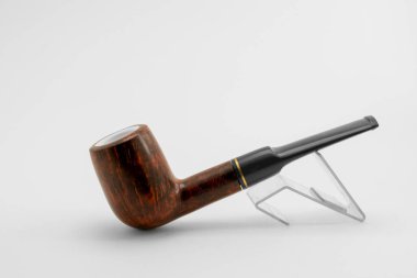 Tüttürmek için boru, ahşap pipo beyaz arka planda izole.