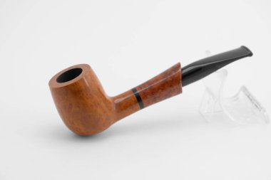 Tüttürmek için boru, ahşap pipo beyaz arka planda izole.