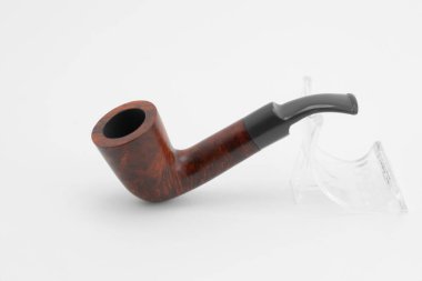 Tüttürmek için boru, ahşap pipo beyaz arka planda izole.