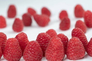 Beyaz arka planda ahududu meyveleri