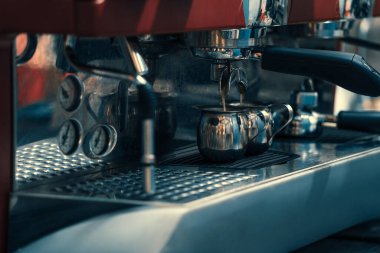 Buğulanmış kahve makinesi, kahveci kafede kahve yapıyor.