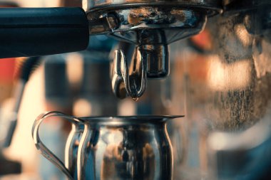 Buğulanmış kahve makinesi, kahveci kafede kahve yapıyor.