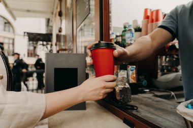 Sokakta kahve alıyordum.