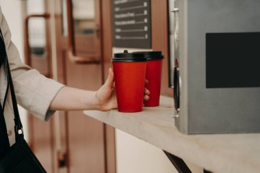 Sokakta kahve alıyordum.