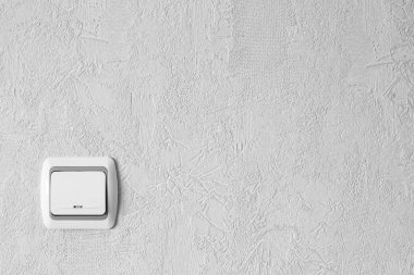 Duvardaki beyaz elektrik düğmesi. Eve elektrik geldi..