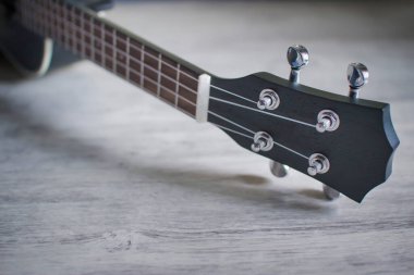 Ahşap arka planda Ukulele. Hawaii gitarı. Gitar boyunlu. Müzik ya da sanat konsepti.