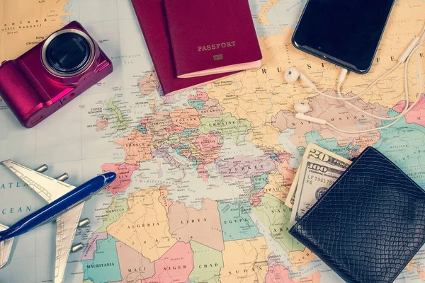 地图背景下的旅行概念 旅行计划G 游客故事和复制空间的顶部视图 两张护照 钱包和玩具飞机在世界地图上 旅行准备工作 — 图库照片