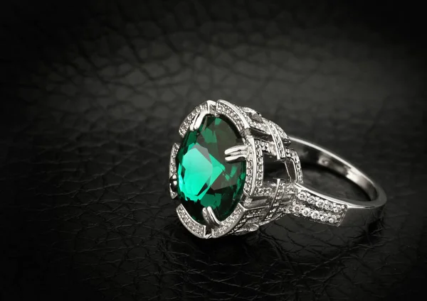 Anillo Joyería Con Gran Joya Verde Sobre Fondo Cuero Negro —  Fotos de Stock