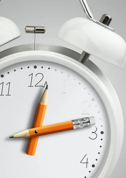 Zaman Kavramı Saat Kalem Saat Ile Yakın Çekim — Stok fotoğraf