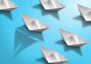 kavramı, kağıt gemi yelken tekne gölge mavi ile ayakta