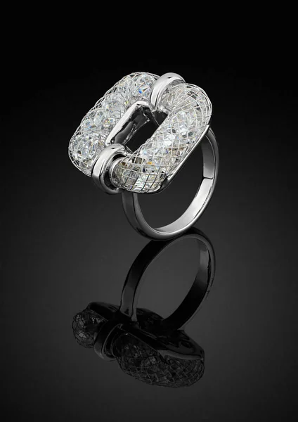 Bague bijoux forme carrée avec diamants isolés sur noir, clipp — Photo