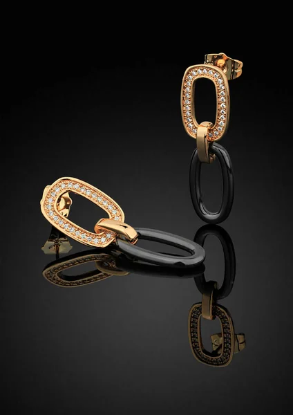 Brincos de jóias com diamantes isolados em preto, recorte caminho — Fotografia de Stock