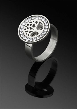 Siyah arka plan üzerinde elmas ile Mücevher yüzük