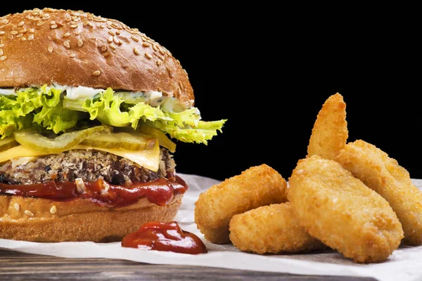 Craft Beef Burger Und Pommes Auf Holztisch lizenzfreie Stockfotos