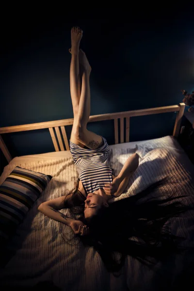 Ελκυστική Γυναίκα Ένα Κρεβάτι Στο Δωμάτιο Νύχτα Φωτογραφία Αρχείου