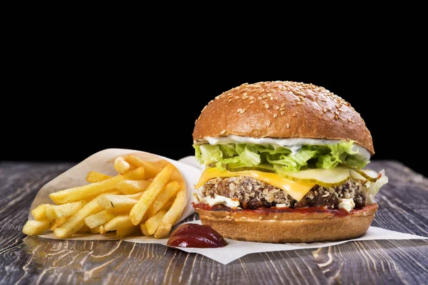 Zanaat Sığır Eti Hamburger Patates Kızartması Ahşap Tablo Telifsiz Stok Imajlar