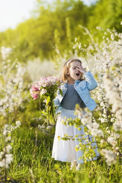 Bambina Con Mazzo Fiori Foto Stock Royalty Free