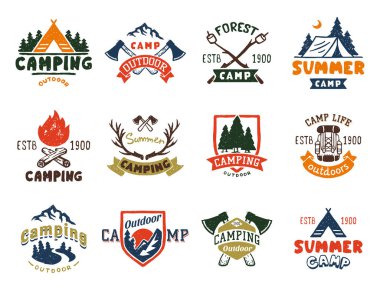 Vintage ormanda kamp rozetleri ve seyahat logo elle çizilmiş Amblemler doğa dağ kamp açık vektör çizim.