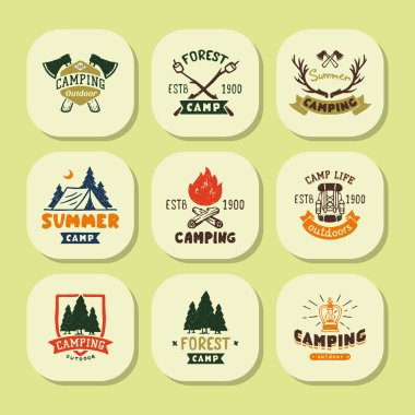 Vintage ormanda kamp rozetleri ve seyahat logo elle çizilmiş Amblemler doğa dağ kamp açık vektör çizim.