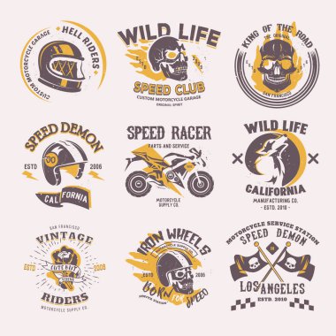 Motosiklet veya bisiklet ve logotipi motor amblemi illüstrasyon yarış beyaz arka plan üzerinde izole set üzerinde motorlu bisikletçi yarışçı biker logosu binici