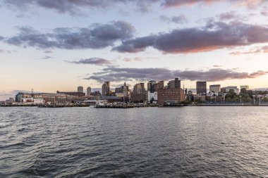 Boston manzarası için günbatımı İskelesi ile görüntülemek