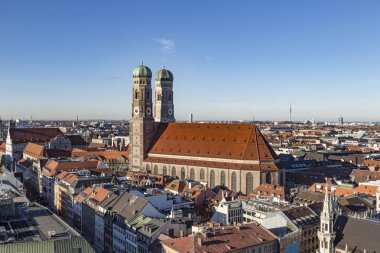 Liebfrauenkirche Münih altında açık mavi gökyüzü