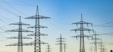 güzel manzara ile gök elektrik Kulesi