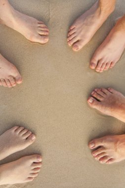 Aile, Baba, anne ve iki güneş kumlu plajda ayak