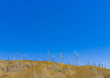 mavi gökyüzünün altında San Francisco büyük rüzgar türbinleri
