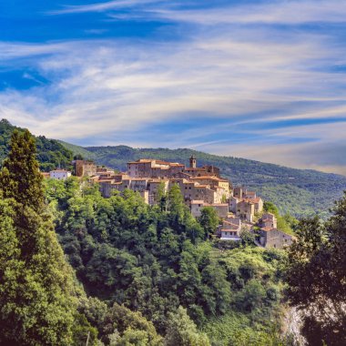 Toskana, İtalya mavi gökyüzü altında eski köy