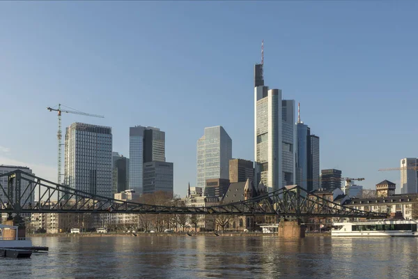 Blick Auf Die Skyline Von Frankfurt Mit Alter Eiserner Fußgängerbrücke — Stockfoto