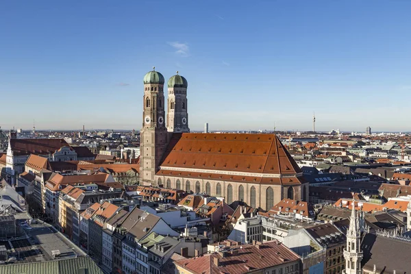 Liebfrauenkirche 在慕尼黑在晴朗的蓝天之下 — 图库照片