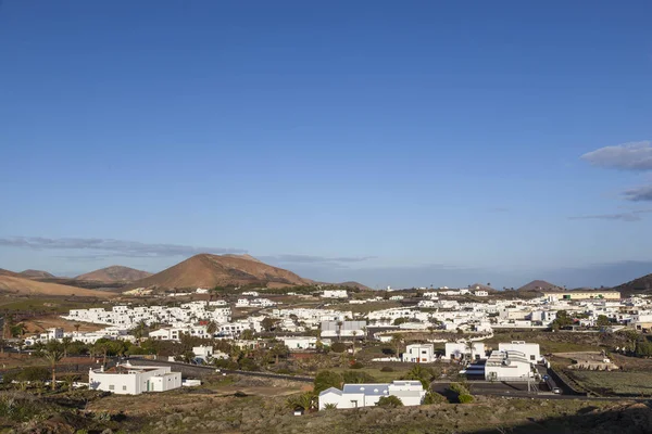 Vesnice Uga Lanzarote Ranní Mlze Modrou Oblohou — Stock fotografie